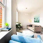 Ocean Pearl Sea Views Groups Sleeps 12 * Scarborough