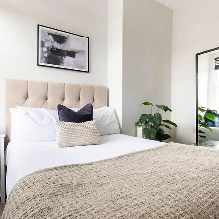 Ocean Pearl Sea Views Groups Sleeps 12 Scarborough