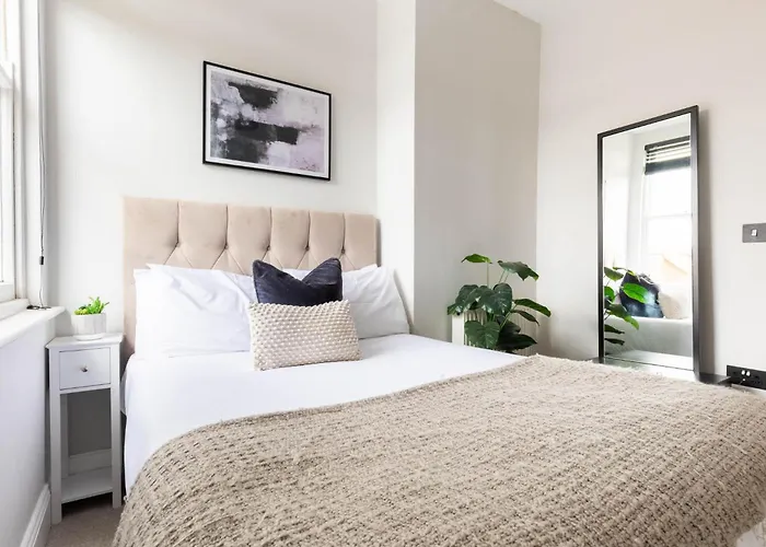 Ocean Pearl Sea Views Groups Sleeps 12 Scarborough