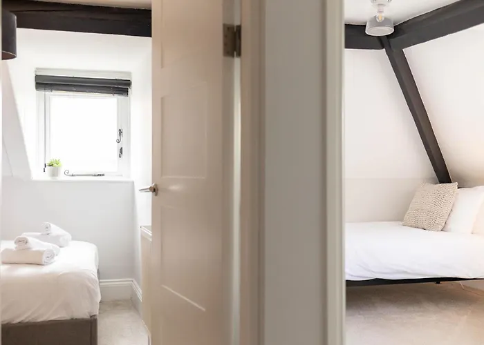 Ocean Pearl Sea Views Groups Sleeps 12 * Scarborough